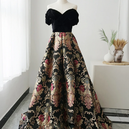 A-line Sweetheart Neck Satin Black Long Prom..