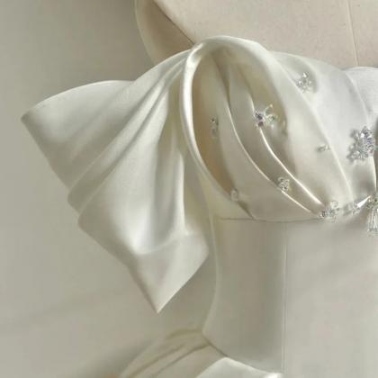 Luxurious Satin Bridal Gown With Puff Sleeves on Luulla