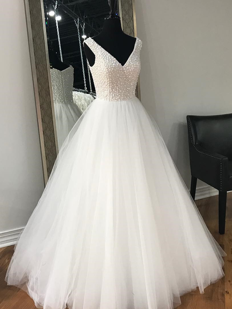 Glamorous Ball Gown V-neck Sleeveless White Long Prom/evening Dress With Beading