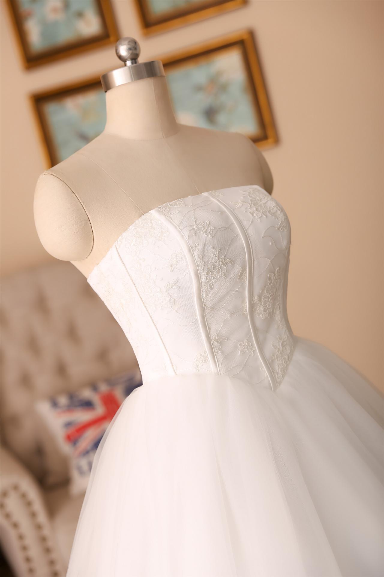 Simple Sweetheart A-line Wedding Dress with Appliques Lace