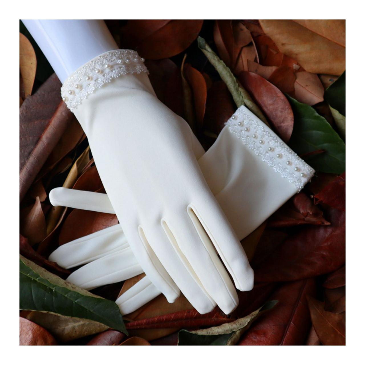 Satin Beaded Short Wedding Gloves, Bridal Wedding Accessories, Studio Photo With Makeup Modeling, Performance Accessories